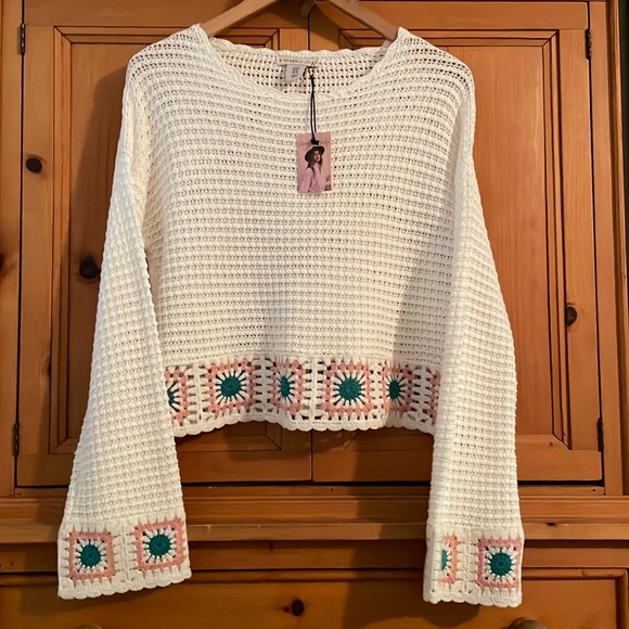 Sincerly Jules Sweaters - NWT Sincerely Jules long sleeve crop sweater with crochet square trim, size Med